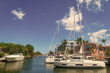 Yaz tatilini rahatlatmak için bir villa. Yatı olan modern bir villa. Yelkenliyle açılmak. Tropik cennet. Villa 'da tatil yeri. Yatı olan lüks bir villa. Lüks yaz tatili.