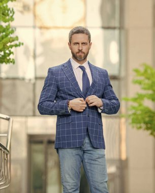 Üst düzey yönetici, politikacı. Takım elbiseli zengin adam. Dışarıda başarılı bir iş adamı. İş görüşmesinden önce şehirde başarılı bir iş adamı. İş adamının iş başarısı. Takım elbiseli bir iş adamı. İleri görüşlü patron..