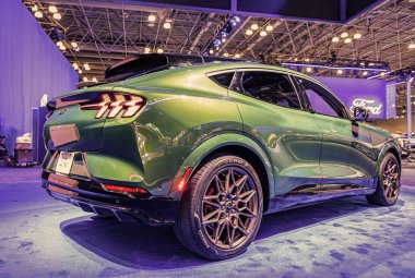 New York, ABD - 27 Mart 2024 Ford Mustang Mach-E GT elektrikli araç New York Uluslararası Otomobil Fuarı 'nda, nadir görülen manzara.