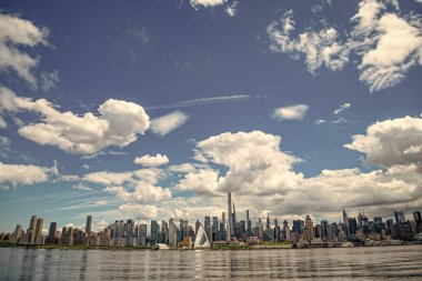 New York City, ABD - 05 Mayıs 2023: Manhattan şehir manzarası New York şehrinin ruhunu somutlaştırdı.