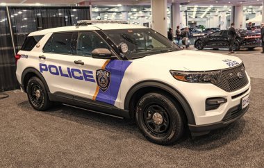 New York City, ABD - 27 Mart 2024: Ford Explorer MTA polis arabası New York Uluslararası Otomobil Fuarı, yan görüş.