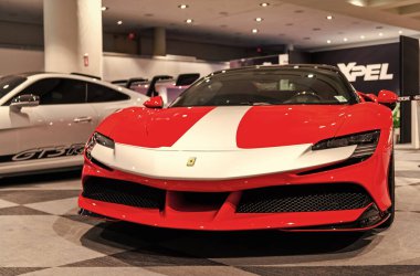 New York City, ABD - 27 Mart 2024: Ferrari SF90 Stradale, New York Uluslararası Otomobil Fuarı 'nda kırmızı spor araba, alçak görüş.