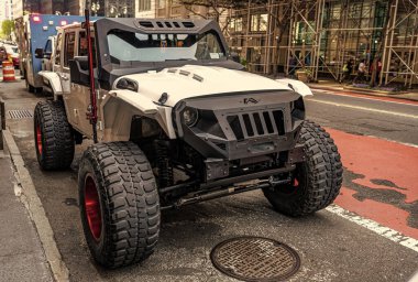 New York City, ABD - 28 Nisan 2024: Jeep Gladyatör kamyonet açık havada, köşe manzaralı.