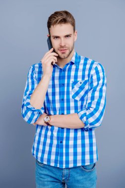 Millennial Man 'e telefon var. Cep telefonuyla konuşan bir adam. Telefon var. Mobil bağlantı. Kulaklıklı adam. Öğrenci yaşam tarzı. Modern iletişim. Telefonda konuşan adam Grey 'i izole etti. Sesli mesaj..