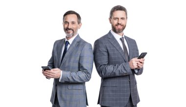 Telefondaki mesajlaşan iş adamları beyazdan izole edilmiş. İş mesajlaşması. İnternet işi. Takım elbiseli iş adamları telefon kullanır. Blogda sohbet eden iki iş adamı.