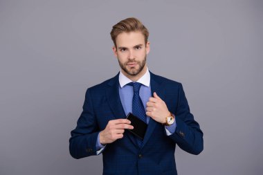 Patron ya da çalışan her zaman iletişim için telefon kullanır. İşadamı Grey 'de izole edilmiş. Başarılı bir iş adamı. İş iletişimi. Adam iş telefonuna cevap veriyor. Kendinden emin iş adamı..