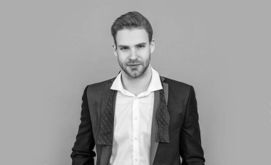 Başarılı iş adamı Grey 'de izole edildi. İşadamı mesleği. İş adamı portresi. Başarılı bir iş. Girişimcinin başarısı. Ofis müdürü. erkek giyim tarzı.