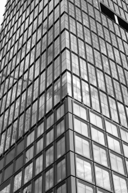 Şehir merkezinde gökdelen manzaralı. Bakış açısı. Gökdelen mimarisi. Konut inşaatı. Gökdelen. Modern şehir perspektifi. Metropolis şehrinde gökdelen.