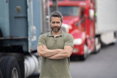 Kamyonun önünde yakışıklı bir şoför. Kamyon sahibi. Kamyon şoförü. Kamyon kamyonunun yanında bir erkek kamyon şoförü. Nakliye araçları. Yarı kamyon aracı. İspanyol kamyoncu adam. Meslek seçimi.