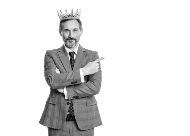 Takım elbiseli işadamı patron. Taç giymiş bir iş adamı. Büyük patron. İş başarısı ve liderlik. Başarılı bir işadamı olan patron beyazları soyutladı. Motivasyon ve ödül. En iyi teklif.