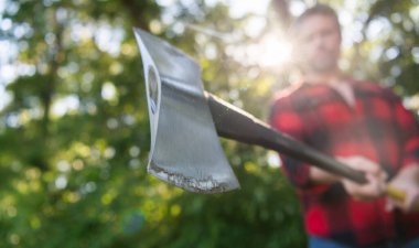 Baltalı oduncu seçici odaklı. Acımasız oduncu. Ormandaki oduncu. Baltalı bir adam. Balta adamın elinde odun kesiyor. Odun kesiyorum. Keskin bıçak. Vahşilik ve erkeklik.