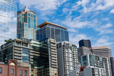 İş bölgesi. Gökdelen mimarisi olan şehir manzarası. Modern şehir silüeti. İş binası olan şehir manzarası. Metropolitan şehir mimarisinin gökdelen manzarası. Gökdelenleri olan şehir manzarası.