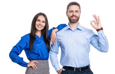 Beyazlar üzerinde izole iş adamları. Ofiste toplantı yaparken iş adamları birlikte. İş projesinde çalışan iş adamları. Yeni bir iş projesinde işbirliği yapıyorum. Siyasi etki.