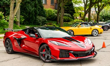 Chicago, Illinois - 29 Eylül 2024 Chevrolet Corvette Z06 LT siyah ve kırmızı. Chevrolet Corvette Z06 Yolda
