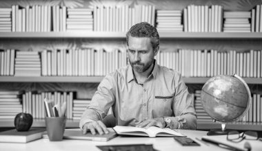 Öğretmenler günü. Küresel İspanyol öğretmen. Okul eğitimi. Okula dönüyorum. Okulda coğrafya öğretmeni. Eğitici gelişim. Coğrafya öğretmeni. Sınıfta coğrafya dersi veren adam..