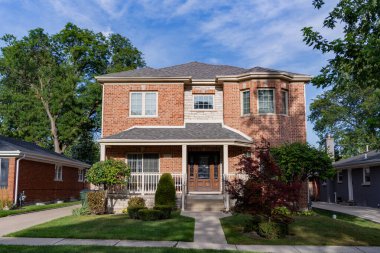 Banliyö ev mimarisi. Banliyöde özel konutları var. Banliyö mahallesi. Özel aile mimarisi. Evin dış tarafı. Banliyö bölgesinde özel bir ev. Özel konut.