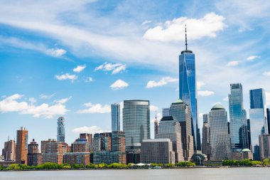New York City, Manhattan Skyline ile Hudson Nehri üzerinde, New York, ABD NYC, New York. Kentsel Gökdelenler ABD ile New York City Skyline. Aşağı Manhattan ve New York 'taki Bir Dünya Ticaret Merkezi