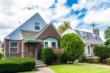 Banliyö ev mimarisi. Banliyöde özel konutları var. Banliyö mahallesi. Özel aile mimarisi. Evin dış tarafı. Banliyö bölgesinde özel bir ev. Ayrılmış ev.