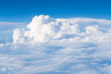 Bulutlu mavi gökyüzü. Açık mavi gökyüzü panoramik arkaplan ve küçük beyaz bulutlar. Parçalı bulutlu. Mavi gökyüzünde beyaz kabarık bulutlar