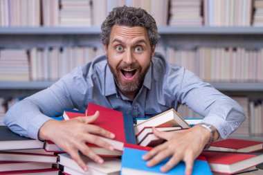 Bilgi günü. Okul sınavına hazırlan. Çok çalışan bin yıllık öğrenci kitabı okuyor. Kitapçıda ya da okul kütüphanesinde kitap okuyan çok çalışan bir öğrenci. Okulda edebiyat öğretmeni ve kitap.