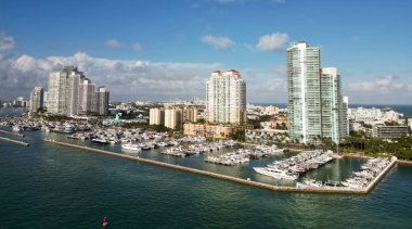 Biscayne Körfezi. Yaz tatili. Lüks Güney Sahili marinası. Miami güney sahili manzaralı. Lüks bir yat limanında. Lüks bir yaşam tarzı. Miami Biscayne Körfezi Florida manzarası. Meşgul yat limanı.