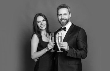 Zarif çift kırmızıda izole edilmiş şampanya içer. Resmi olarak bir çift. Romantik randevu kutlamaları. Sevgililer Günü. Yıldönümünü kutlayalım. Aşık çift nişanı kutluyor. Ne mutlu eşlere!.