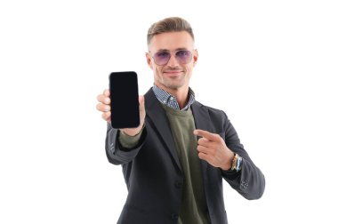 Olgun iş adamı telefon ekranını sunuyor. İşadamı telefonu beyaza çevirerek işaret ediyor. Adam yeni iş telefonu uygulamasını gösteriyor. Ürünü sunuyorum. İş uygulamasının reklamı.