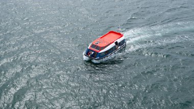 San Juan del Sur, Nikaragua - 09 Mayıs 2019: Filika denizde yüzüyor. Turistik tekne gezisi denizde. Filika gemisi. Hassas yolcu gemisi kıyıya doğru yol alıyor. Turistik deniz teknesi.