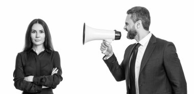 İş adamının terfi konusunda ortağıyla anlaşmazlığı var. İş adamları rekabeti ilan etti. İş çatışması. Hoparlördeki çalışana bağıran işadamı beyazdan izole edilmiş. anlaşmazlık.