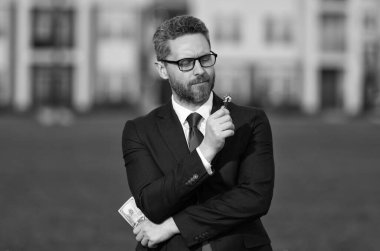 Yeni ev sahibi. Gayrimenkul sahibi iş adamı satıcı ev satar. Sahiplik sorumluluğu. Menajer ya da emlakçı. Sahiplik maliyeti. Ev sahibinin elinde para ve anahtar var. Sahiplik.