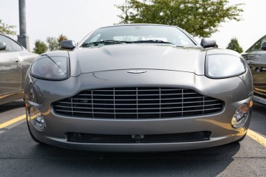 Chicago, Illinois, ABD - 08 Eylül 2020 2006 Aston Martin V12 Vanquish S sportscar, ön manzara. 2006 Aston Martin V12 Vanquish S. 2006 Aston Martin V12 Vanquish S grey car