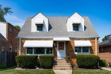 Evin dış tarafı. Banliyö bölgesinde özel bir ev. Banliyö ev mimarisi. Banliyöde özel konutları var. Banliyö mahallesi. Özel aile mimarisi. Kişisel tasarım.