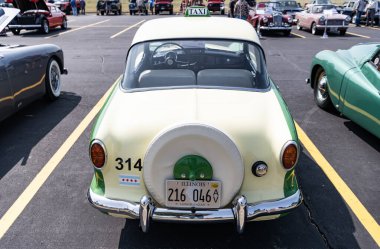 Chicago, Illinois, ABD - 08 Eylül 2024: Nash Metropolitan TaXI Coupe retro aracı, ön görüş. Retro taksi. Nash Metropolitan TaXI Coupe arabası. yeşil ve beyaz Nash Metropolitan TaXI Coupe at
