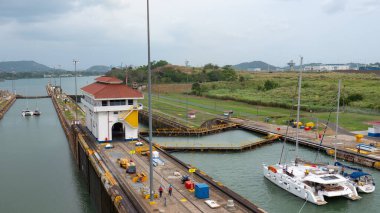 Kalın bağırsak, Panama - 06 Mayıs 2019: Ulaşım ve seyahat. Nakliye aracı Panama Kanalı 'ndan geçiyor. Su seviyeli su yolu. Panama Kanalı 'ndaki Gatun Gölü' nde bir gemi..