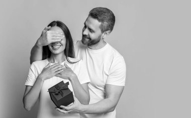 Sevgi dolu adam Sevgililer Günü için hediye veriyor. Sürpriz kadına hediye kutusu. Sevgilisinden hediye alan kız arkadaşı. Sevgililer Günü çifti. Birbirine aşık bir çift. Kadınlar günü hediyesi. Reklam..