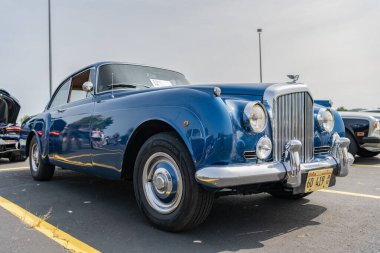 Chicago, Illinois, ABD - 08 Eylül 2024: Bentley S2 Continental retro araç, köşe görüş. Retro araba. Klasik Bentley S2 Continental araba. Chicago 'da Bentley S2 Continental