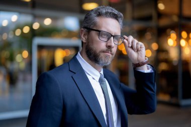 Başarı vizyonu. Başarılı lider iş adamı. Gözlüklü bir iş adamı. İnsanoğlunun başarı vizyonu var. Yeni fırsatlara odaklanıyorum. İş adamı liderliği. İş vizyonu ve başarı.