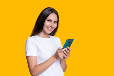 İnternette ve blogda sörf yapmak. Sohbet ve mesajlaşma. Milenyum kadınları internette sohbet ediyor. Telefondaki kadın blogu. İletişim sohbeti. Kadın blogcu sarıda izole edilmiş akıllı telefon kullanıyor. Boşluğu kopyala.