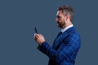 Gri yolda insan telefonu görüşmesi izole edildi. İş adamı sohbeti. İş adamı mesajlaşması ve mesajı. Sosyal ağ. Telefonu olan İspanyol bir iş adamı. İş adamı telefonu kullanmakla meşgul..