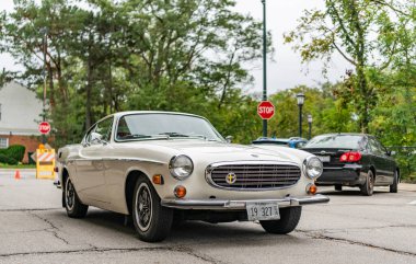 Chicago, Illinois - 29 Eylül 2024: 1970 Volvo 1800 E klasik araba. Klasik 1970 Volvo 1800 E