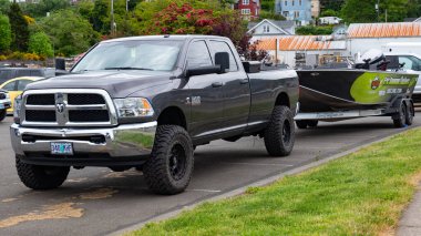 Astoria, Oregon, ABD - 21 Mayıs 2019: 2014 Dodge RAM 2500 otomobil. Dodge RAM kamyonet ve tekne. Dodge RAM 'in kamyoneti dışarıda. Dodge RAM, köşe görünümü.