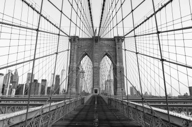 Manhattan 'a giden yol. New York 'un şehir mimarisi. Brooklyn dönüm noktası. Amerika 'daki Brooklyn Köprüsü. New York 'un Brooklyn Köprüsü. New York Köprüsü, Manhattan ve Brooklyn 'i birbirine bağlıyor. köprü tasarımı.
