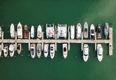 Özel tekne manzaralı. Lüks teknesi olan bir Marina. Miami 'deki yat kulübü ve yat limanı. Özel yat teknesi olan lüks bir yat limanı. Limanda rıhtımda bir yat var. Miami 'de lüks bir yaz tatili. Marina Limanı.