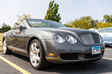 Chicago, Illinois, ABD - 08 Eylül 2024: 2007 Bentley Continental GTC üstü açık araba, köşe manzaralı. Lüks gri bir araba. Bentley Continental GTC arabası. Metalik gri Bentley Continental GTC 'de
