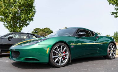 Chicago, Illinois, ABD - 08 Eylül 2024: 2021 Lotus Evora GT spor araba, köşe görüş. Yeşil metalik spor yara izi. Modern 2021 Lotus Evora GT arabası. 2021 Lotus Evora GT Chicago 'da