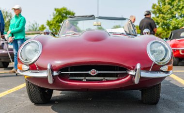 Chicago, Illinois, ABD - 08 Eylül 2024: Jaguar E Tipi 1969 üstü açılabilir araç, köşe manzaralı. Retro vintage sportscar. Üstü açılır Jaguar E tipi araba. Chicago 'da Jaguar E Tipi