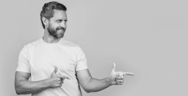 Reklam sunan insan görüntüsü, kopyalama alanı. Sarı üzerine izole edilmiş reklam sunan adam. Adam arka planda reklam sunuyor. Stüdyoda reklam sunan adam..