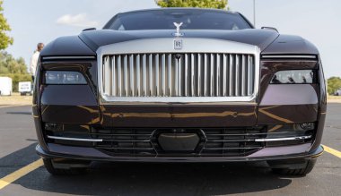 Chicago, Illinois, ABD - 08 Eylül 2024 Rolls Royce Spectre elektrikli süper coupe arabası, ön görüş. Elektrikli araba. Rolls Royce Spectre elektrikli araba. Chicago 'dan Rolls Royce Spectre