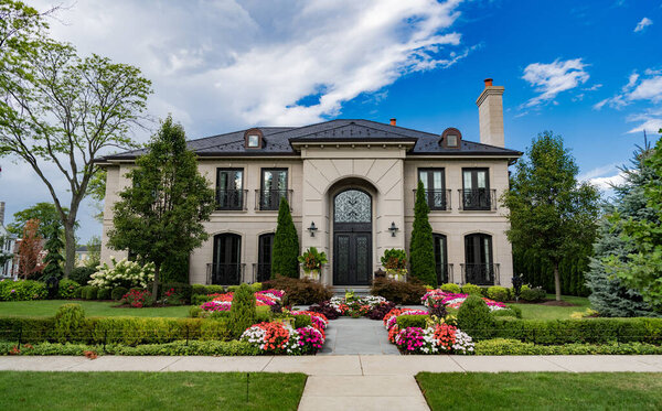 Соседская архитектура. Недвижимость по соседству. Жилой дом. Архитектура резиденции. Пригородный район. Архитектура пригородного дома. Частный семейный дом. Рынок жилья.