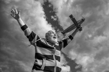 İlham. Emekli kıdemli adam. Emekli olmuş olgun bir adam. Gökyüzündeki yaşlı adam oyuncak uçağıyla dışarıda.